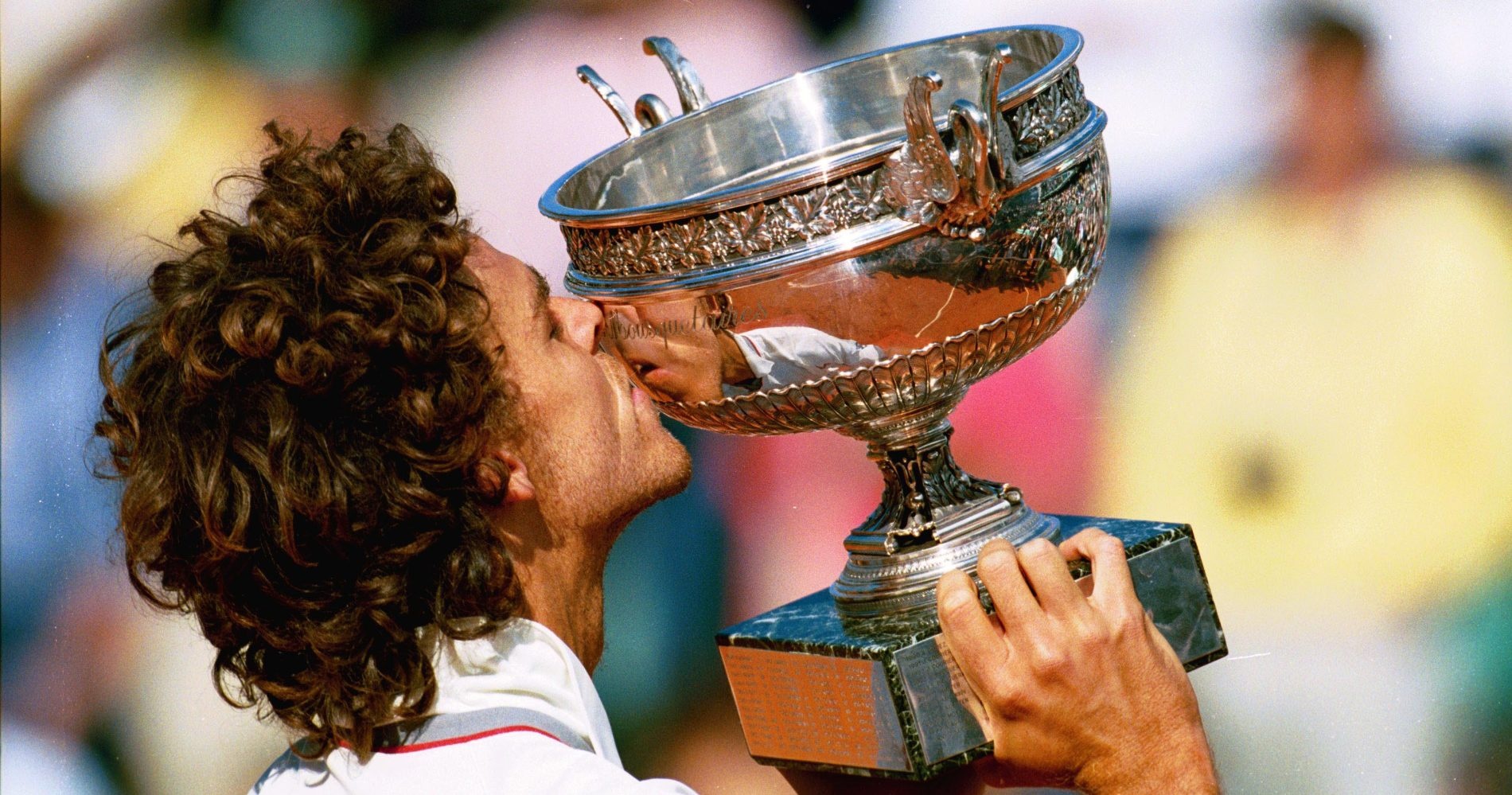 Kuerten holding the Roland Garros trophy