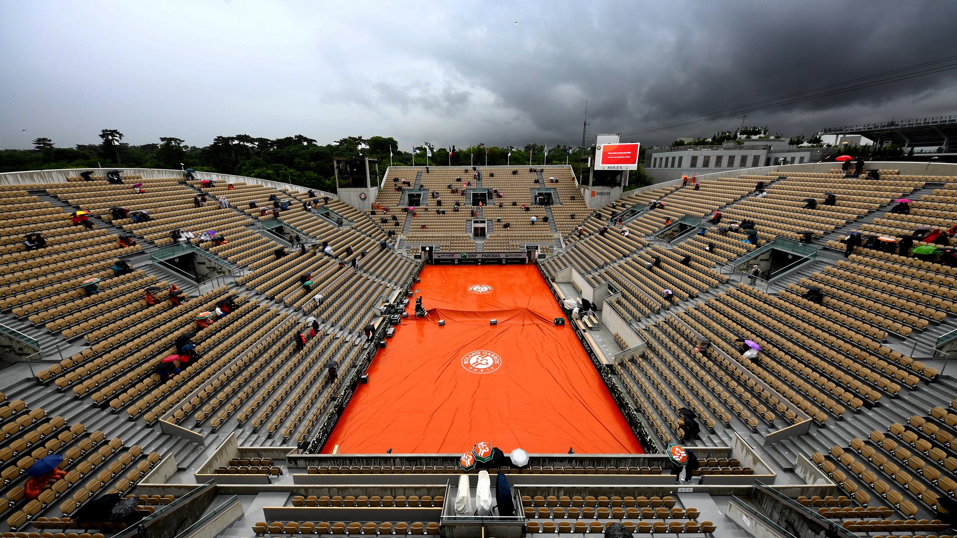 PARIS, FRANCE - JUNE 05: A general view inside Court Suzanne Lenglen as the court is covered during a rain delay during Day eleven of the 2019 French Open at Roland Garros on June 05, 2019 in Paris, France. (Photo by Clive Mason/Getty Images)