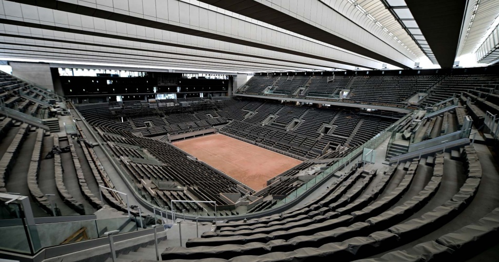 Travaux en cours sur le central de Roland Garros avec l avancee de la pose du toit sur le court Philippe Chatrier