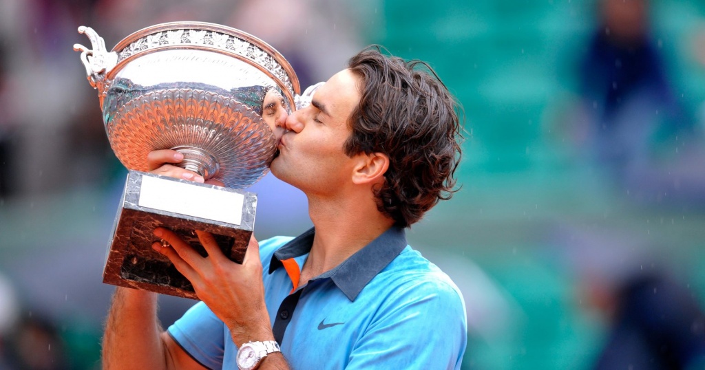Roger Federer soulève la COupe des Mousquetaires à Roland Garros