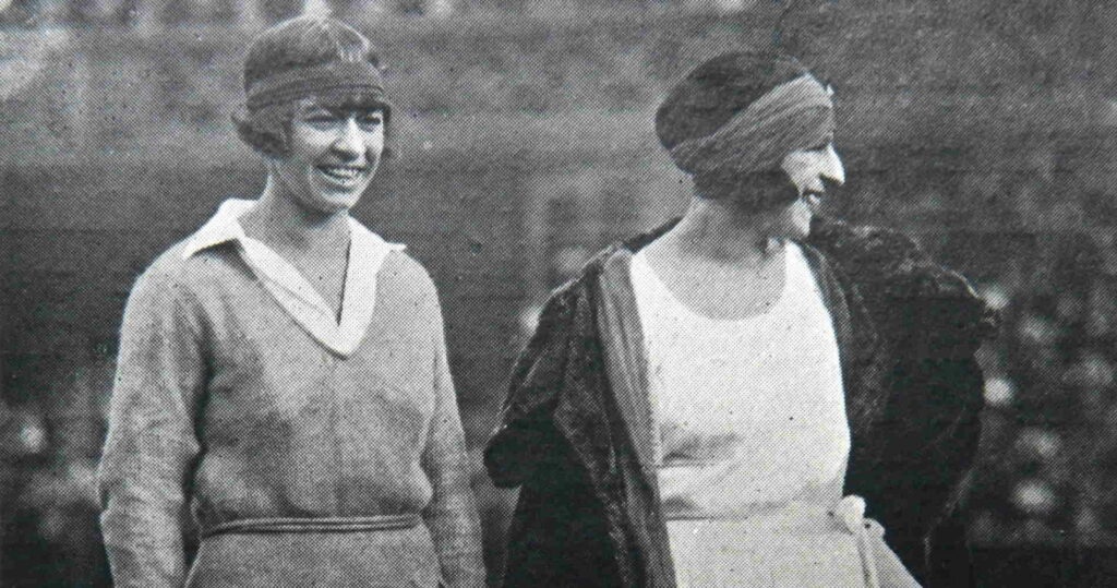 Suzanne Lenglen (à droite) et Molla Mallory (à gauche) à Wimbledon en 1922