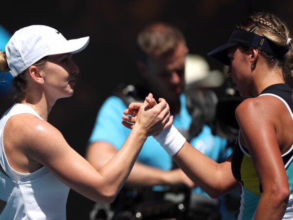 Simona Halep et Anett Kontaveit, à l'Open d'Australie en 2020