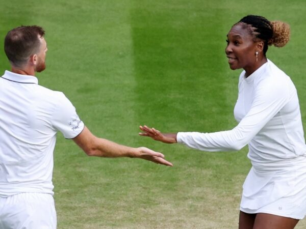 Venus Williams and Jamie Murray during their first round mixed doubles match at Wimbledon 2022