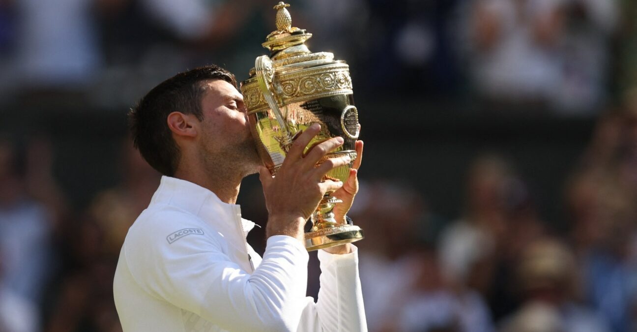 Novak Djokovic avec le trophée du vainqueur de Wimbledon 2022