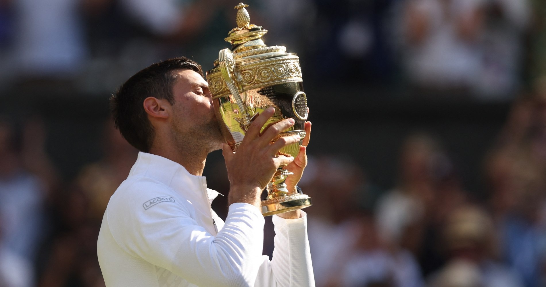 Novak Djokovic avec le trophée du vainqueur de Wimbledon 2022