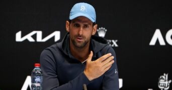 Novak Djokovic Open d'Australie conférence de presse casquette bouteille d'eau