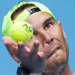 Rafael Nadal Open d'Australie 2023 service œil balle casquette