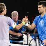 Poignée de main entre Alex de Minaur et Novak Djokovic