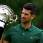 Novak Djokovic avec le trophée de l'Open d'Australie