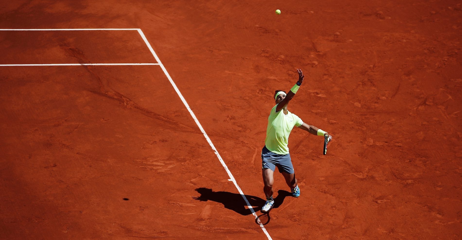 He goes behind the scenes to discover Roland Garros and its secrets.