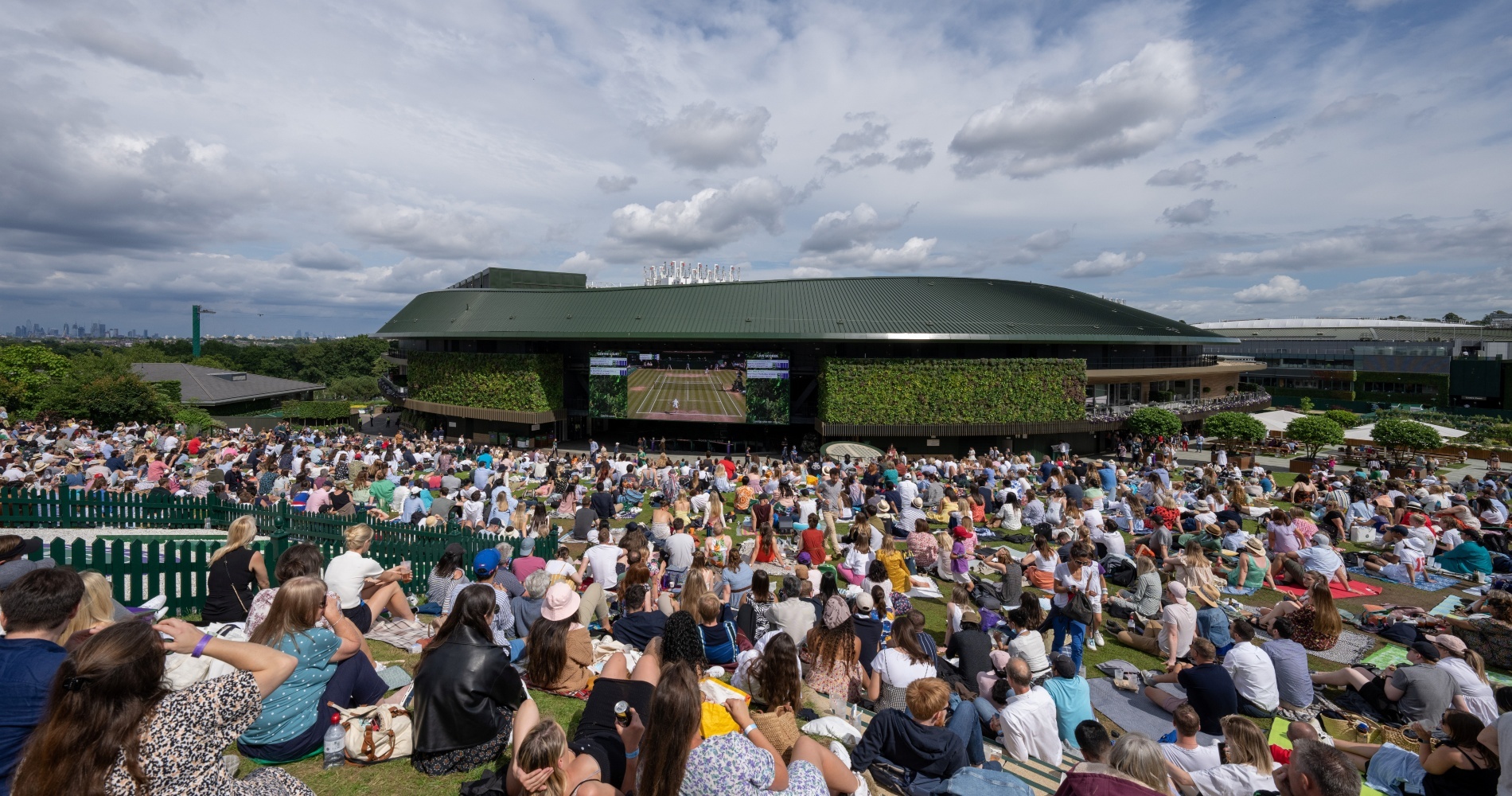 Crowds are back as Wimbledon returns to capacity, Wimbledon 2022