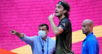 Stefanos Tsitsipas bathroom break