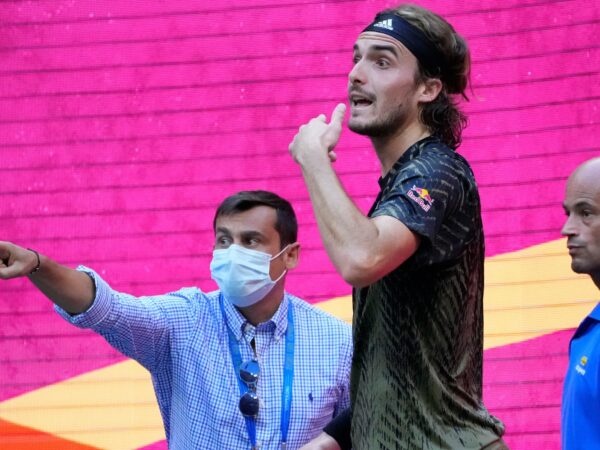 Stefanos Tsitsipas bathroom break