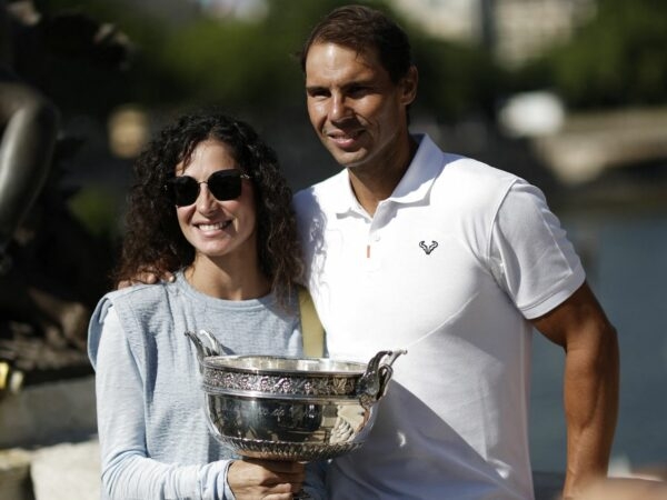 Spain's Rafael Nadal poses with his wife Maria Francisca Perello and the trophy after winning the men's singles French Open title