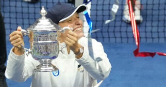 Iga Swiatek with the US Open trophy