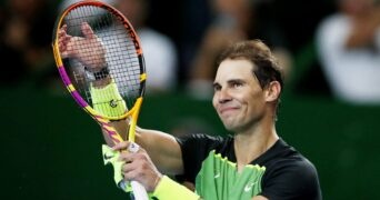 Rafael Nadal claps crowd