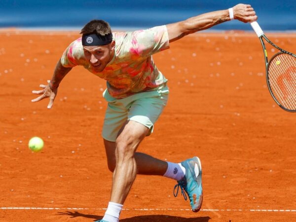Alex Molcan on clay