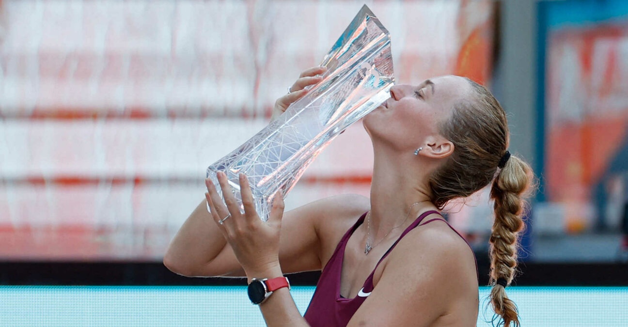 Petra Kvitova, with 2023 Miami trophy