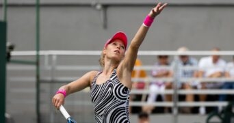 Laura Siegemund serve