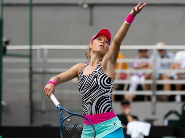 Laura Siegemund serve