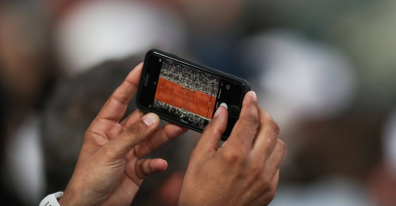 A smartphone at Roland-Garros