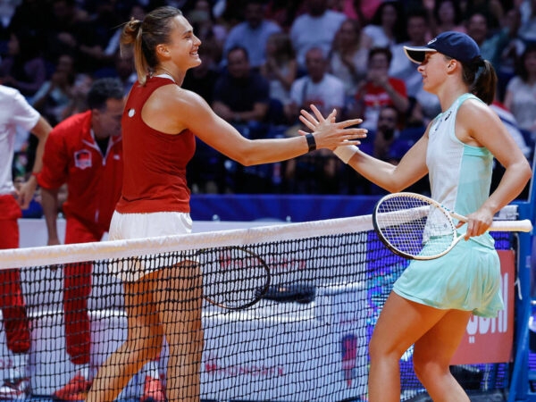 Aryna Sabalenka and Iga Swiatek at the 2022 World Tennis League in Dubai