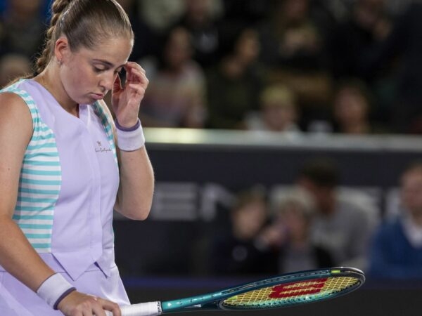 Ostapenko v Azarenka handshake