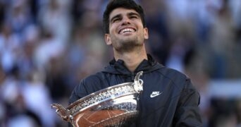 Zverev and Alcaraz after 2024 Roland-Garros final © Glenn Gervot / Panoramic