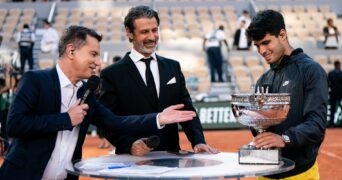 Laurent Luyat, Patrick Mouratoglou and Carlos Alcaraz, Roland-Garros 2024 | © Tennis Majors / Virginie Bouyer