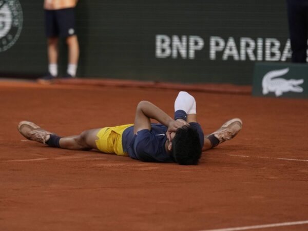 Zverev and Alcaraz after 2024 Roland-Garros final © Glenn Gervot / Panoramic