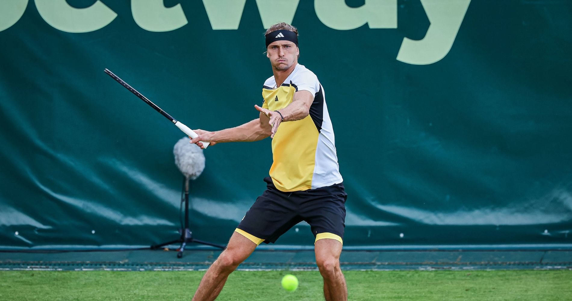 Zverev battles past Otte to reach second round