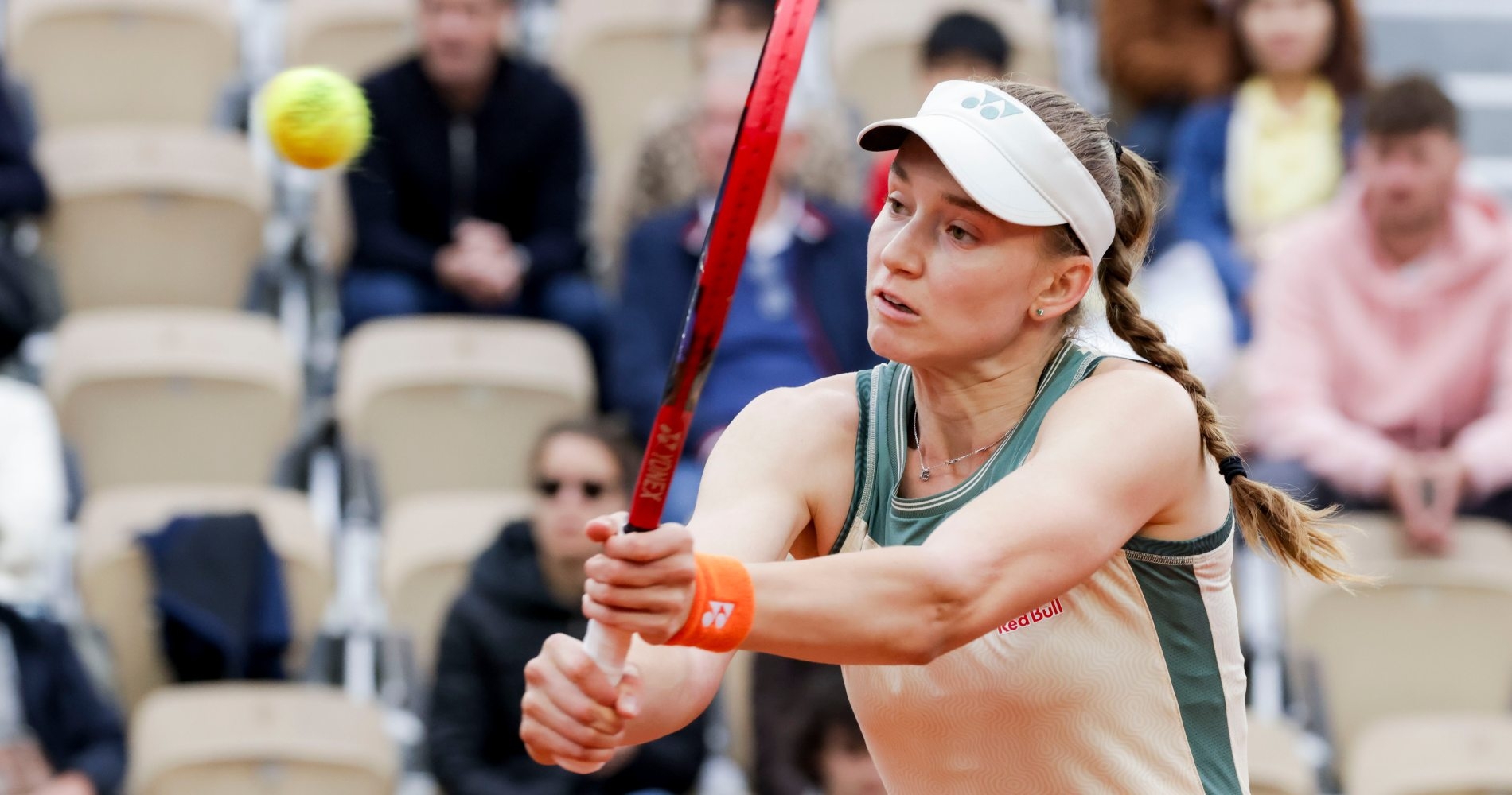 Roland-Garros: Rybakina reaches last eight