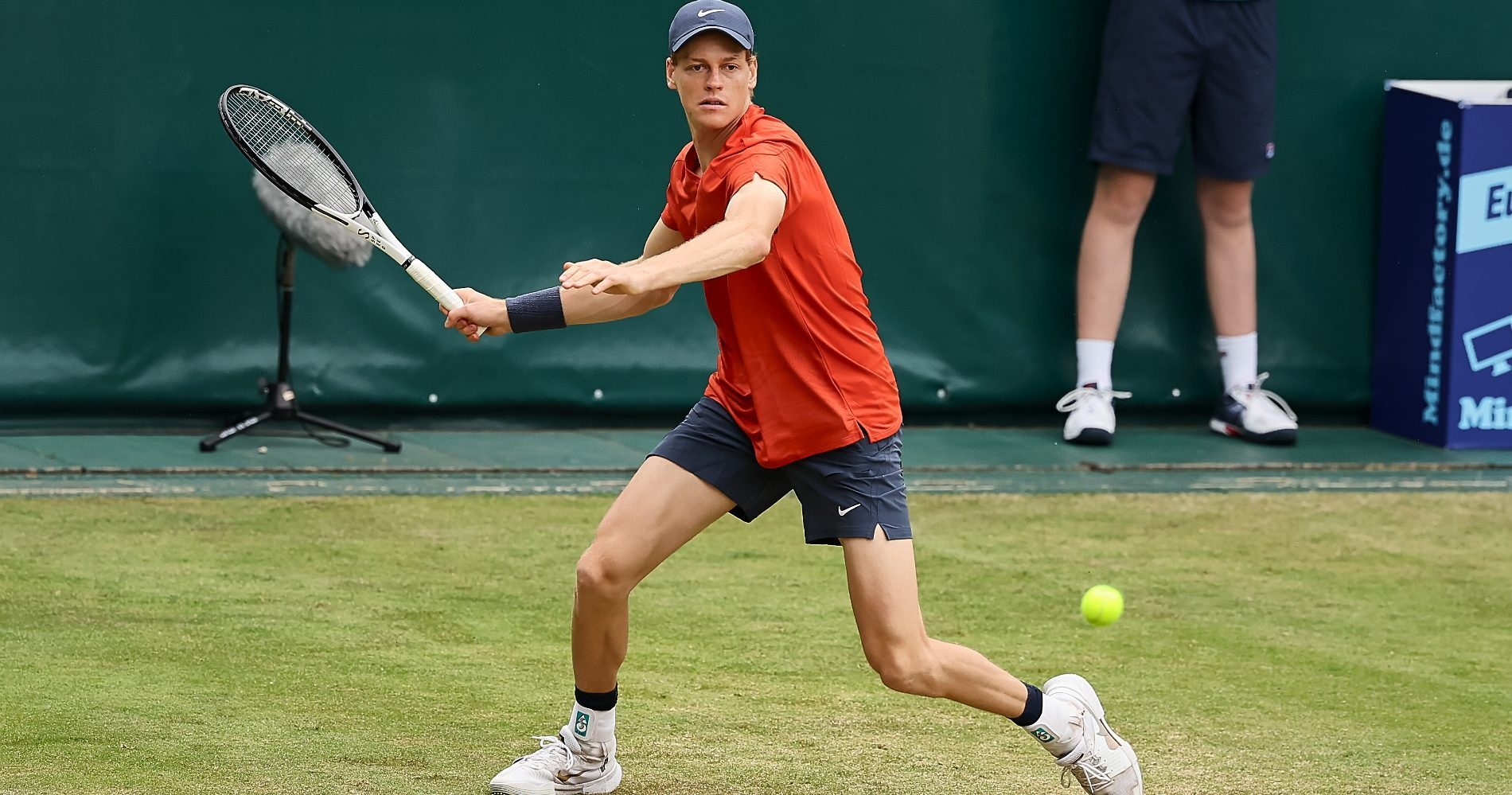 Sinner wins third straight three-setter to reach semis in Halle