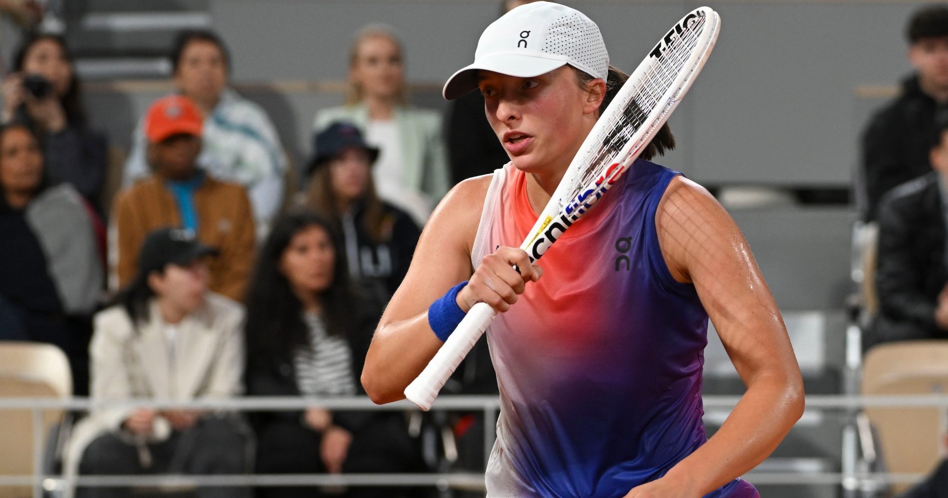 Roland-Garros: Swiatek sweeps aside Vondrousova to advance to last four