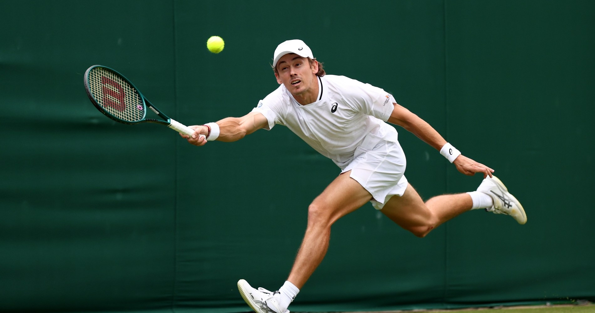 Wimbledon: De Minaur reaches third round