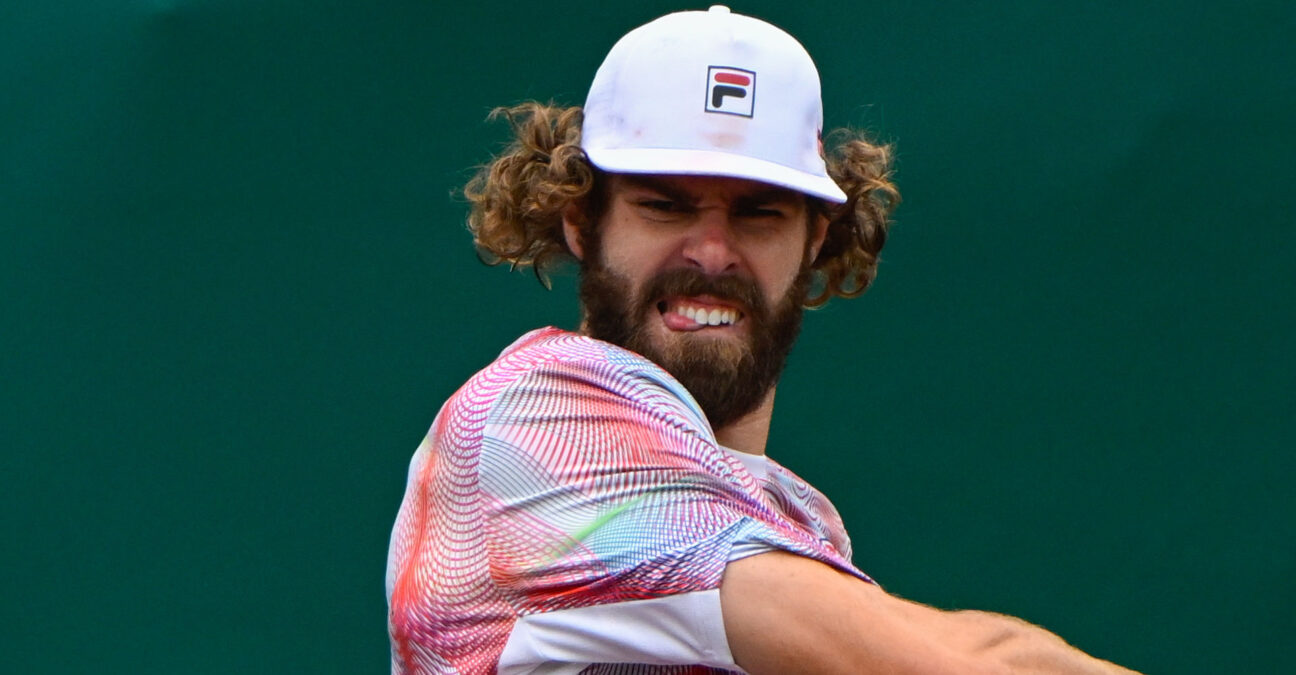 HOUSTON, TX - APRIL 10: Reilly Opelka (USA) returns a shot during the US Clay Court Championships singles finals match between Reilly Opelka (USA) and John Isner (USA) at River Oaks Country Club on April 10, 2022 in Houston, TX. || 227551_0014 2022 FINALE simple sport tennis