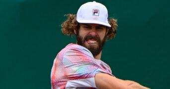 HOUSTON, TX - APRIL 10: Reilly Opelka (USA) returns a shot during the US Clay Court Championships singles finals match between Reilly Opelka (USA) and John Isner (USA) at River Oaks Country Club on April 10, 2022 in Houston, TX. || 227551_0014 2022 FINALE simple sport tennis