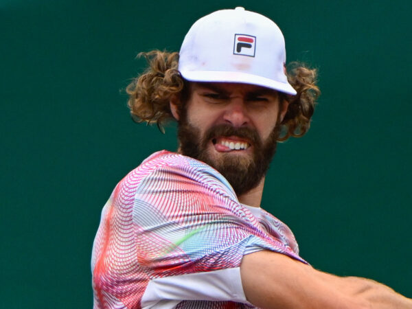 HOUSTON, TX - APRIL 10: Reilly Opelka (USA) returns a shot during the US Clay Court Championships singles finals match between Reilly Opelka (USA) and John Isner (USA) at River Oaks Country Club on April 10, 2022 in Houston, TX. || 227551_0014 2022 FINALE simple sport tennis