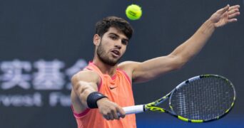 BEIJING, CHINA - OCTOBER 02: Carlos Alcaraz of Spain competes in the Men s Singles Final match against Jannik Sinner of Italy on day ten of 2024 China Open at National Tennis Center on October 2, 2024 in Beijing, China. PUBLICATIONxNOTxINxCHN Copyright: xVCGx 111521667822 || 297990_0023 2024 beijing CHINA FINAL game MEHRSPORT Men open premiumd quer single sport s tennis Tournament x0x