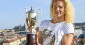 Katerina Siniakova showing her Wimbledon trophy back home in Prague in 2024 (CTK Photobank_Panoramic).jpg