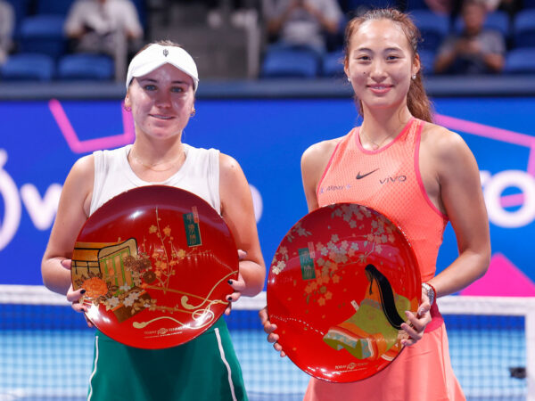 October 27, 2024, Tokyo, Japan: (L to R) Sofia KENIN (runner-up) and winner Qinwen ZHENG pose for the cameras during the award ceremony of the Toray Pan Pacific Open Tennis Tournament 2024 at the Ariake Coliseum. Zheng won 7-6(5), 6-3. || 299467_0009 2024 american chinese japan match open Pacific player PRESS Singles sofia sports tennis tokyo Tournament zcontractphotographer zlast24 zselect Zuma ZUMAPRESS.com zwire