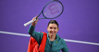 CLUJ-NAPOCA - TRANSYLVANIA OPEN - 4 FEB 2025 Simona Halep of Romania in action against Lucia Bronzetti of Italy during the WTA, Tennis Damen Tour Transylvania Open single match, in Cluj Napoca, Monday 04 February 2025.