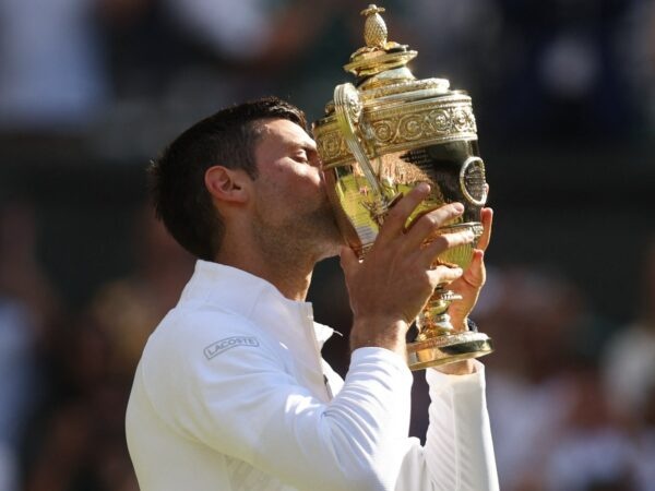 Novak Djokovic avec le trophée du vainqueur de Wimbledon 2022