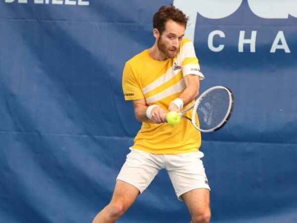 Constant Lestienne playing a backhand during a match at the Challenger of Lille 2022