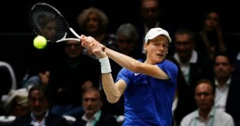 Jannick Sinner hitting a backhand during the Davis cup 2022 in Bologna, against the Swedish Mikael Ymer