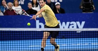 Dominiic Thiem hitting a forhand during his victory vs Hubert Hurkacz in Antwerp in 2022