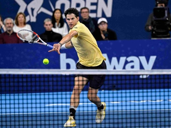 Dominiic Thiem hitting a forhand during his victory vs Hubert Hurkacz in Antwerp in 2022