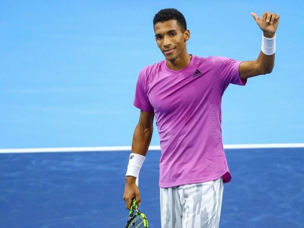 Felix Auger-Aliassime celebrating after his victory against Dan Evans in Antwerp in 2022