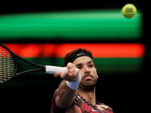 Grigor Dimitrov hits a forehand against Marcos Giron in Vienna in 2022