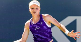 Harriet Dart hitting a forehand in Monastir in 2022